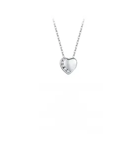 Dettaglio della collana a cuore in argento S925 con zirconi su una catena sottile