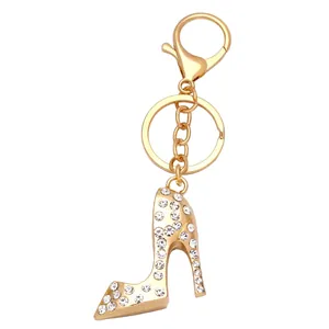 Porte-clés chaussure à talon doré avec strass blancs scintillants et fermoir homard