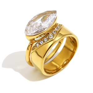 Bague élégante en acier inoxydable plaqué or 18 carats avec zircon marquise sur fond blanc