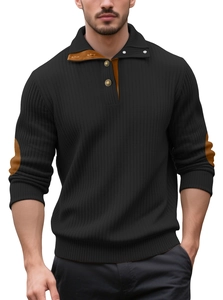 Détail du pull en maille noire avec coudières marron et texture à côtes fines