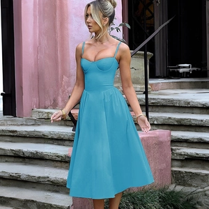 Détail de robe midi bleue dos nu avec taille ajustée et fines bretelles réglables