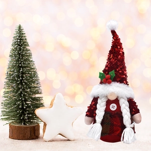 Détail du bonnet rouge à paillettes et des tresses d'un gnome de Noël sans visage décoratif
