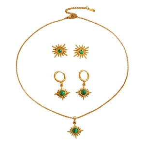 Detailansicht des Schmucksets aus Edelstahl mit Sonnenstern und grünem Malachit-Inlay