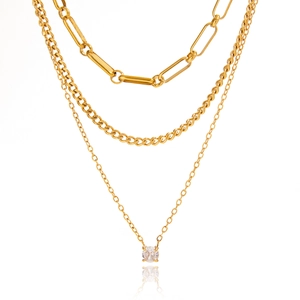 Collier à trois rangs en acier titane doré avec chaîne trombone et pendentif zircon