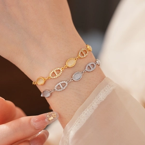 Gros plan d'un bracelet en opale ovale serti de diamants en finitions or et argent