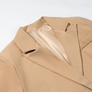 Long manteau kaki pour femme avec revers pointus élégants et détails en tissu sergé premium