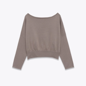 Chic pull en maille taupe à épaules dénudées avec col bateau et poignets côtelés