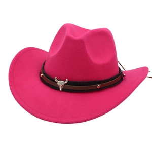 Dettaglio cappello cowboy fucsia con teschio di toro argentato e cinturino in pelle