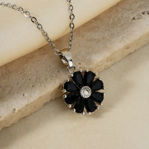 Élégant Collier Pendentif Fleur en Acier Inoxydable pour Femme Bijoux de Chaîne de Clavicule Florale Incrustée de Zirconia Noir