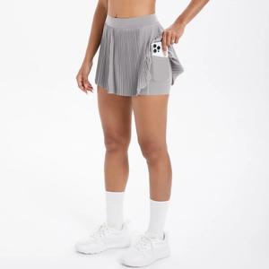 Détail jupe plissée de tennis taille haute avec short intégré et poche téléphone pratique