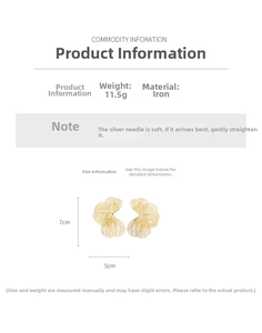 Vue détaillée de grandes boucles d'oreilles fleurs dorées avec dimensions et poids de 11,5g