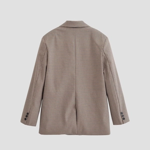 Blazer classique à motif pied-de-poule marron et blanc, vue arrière élégante femme