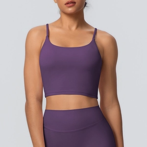 Vue détaillée du legging de yoga violet foncé à taille haute et du soutien-gorge de sport