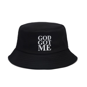 Cappello a secchiello nero in cotone con ricamo bianco GOD GOT ME in stile streetwear