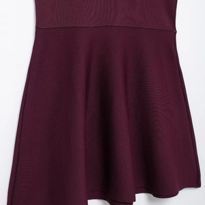 Elegante vestido de punto acanalado morado con mangas asimétricas y cintura entallada