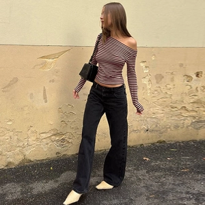 Détail d'un haut rayé à épaules dénudées et d'un pantalon large à taille haute