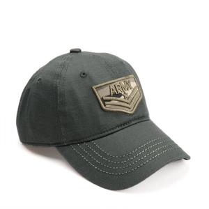 Dettaglio del cappellino da baseball verde militare in cotone con toppa ARMY ricamata
