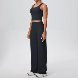 Dettaglio del set sportivo nero con top aderente e pantaloni da yoga a gamba larga