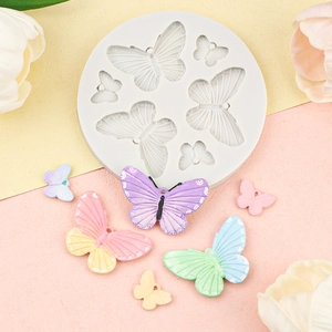 Stampo in silicone a farfalla per resina con esempi di farfalle colorate rifinite