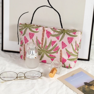 Detail der rosa Segeltuch Kosmetiktasche mit tropischer Palmen- und Wassermelonenstickerei