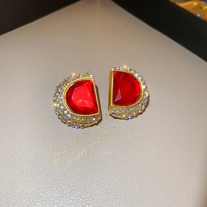Vue macro de boucles d'oreilles vintage en forme de D avec pierres rouges et zircons
