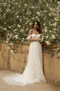 Robe de mariée blanche col bateau avec dentelle florale 3D et longue traîne en tulle