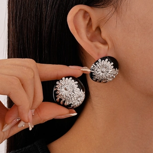 Vintage round daisy earrings with silver floral relief on black metal base for women