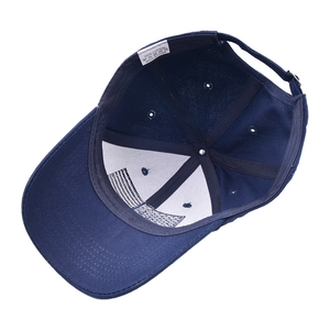 Vue détaillée de l'intérieur de la casquette en coton bleu marine avec étiquette et coutures