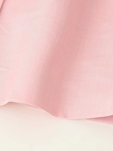 Primo piano del tessuto twill rosa che mostra la trama dettagliata e la qualità del filato