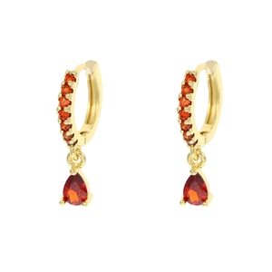 Dettaglio di orecchini a cerchio dorati con zirconi arancio e pietre rosse a goccia