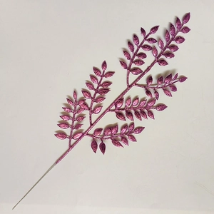 Dettaglio di foglie decorative viola artificiali con glitter per decorazioni festose in casa