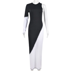 Robe longue moulante avec blocs de couleurs noir et blanc asymétriques et manche longue unique