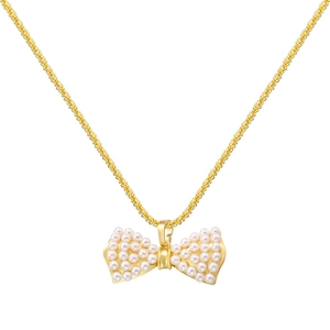 Elegante goldene Halskette mit Schleifenanhänger und Perlen auf weißem Hintergrund