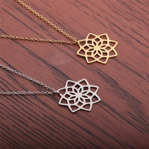 Colliers avec pendentif étoile octogonale évidée en finition or et argent sur bois