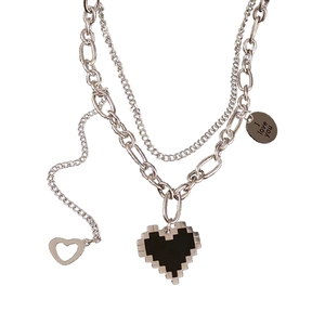 Collier argenté à deux rangs avec pendentif cœur pixel noir et disque rond avec gravure