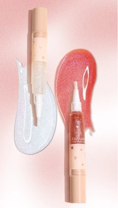 Primer plano del brillo de labios perlado con purpurina rosa y transparente con muestras
