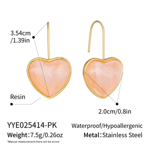 Schéma détaillé des boucles d'oreilles cœur en résine rose avec mesures et spécifications