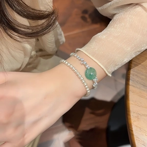Elegante set di braccialetti con perle bianche e calcedonio verde e zirconi lucidi