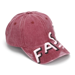 Dettaglio del berretto in cotone lavato bordeaux con ricamo FAST stile graffiti sul lato