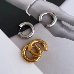 Orecchini a cerchio semplici da 4mm in acciaio inossidabile placcato oro 18k oro e argento
