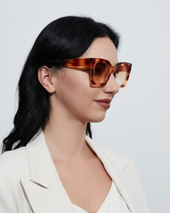 Side view of tortoise square sunglasses with brown gradient lenses on a model