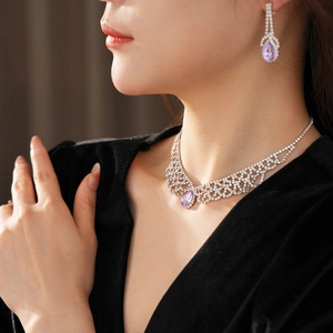 Dettaglio del set collana argento con gemme a goccia viola e pavé di diamanti