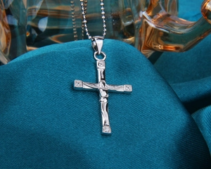 Détail du pendentif croix en argent S925 avec relief Jésus et zircons blancs brillants