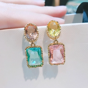 Boucles d'oreilles baroques dorées avec pierres précieuses colorées rectangulaires et ovales