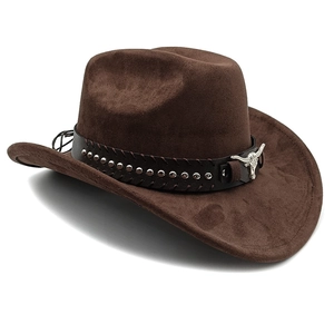Dettaglio cappello da cowboy marrone scuro in finta pelle scamosciata con testa di toro e rivetti