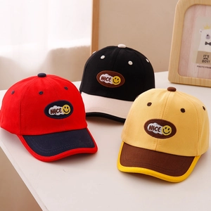 Cappellini baseball bimbo bicolore con ricamo NICE e smiley in rosso nero e giallo
