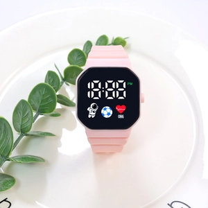 Nahaufnahme einer rosa quadratischen LED-Uhr mit Astronauten-Symbol auf weißem Teller