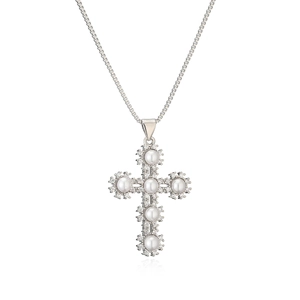 Collana con ciondolo a croce argentata con perle bianche e zirconi su sfondo bianco