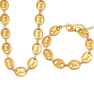 Dettaglio del set di gioielli con collana e bracciale a maglia chicco di caffè