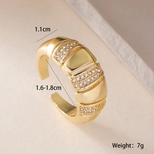 Detailansicht goldener geometrischer Ring mit Zirkonia, Breite 1,1 cm und Gewicht 7 g